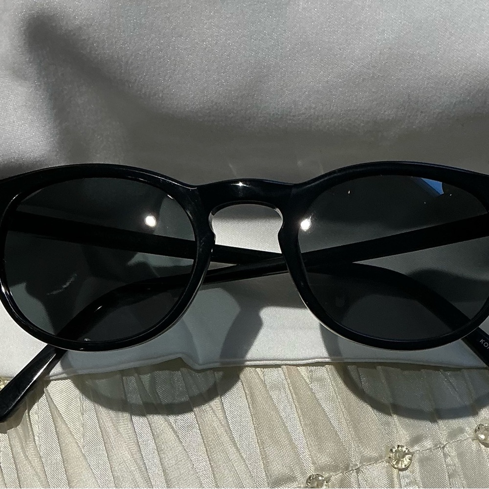 New Andrew Marc Chic Black Sunglasses with Case